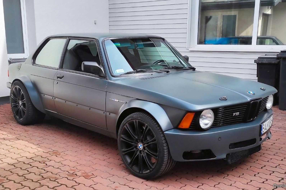 Dieser BMW 3er der ersten Generation E21 ist nicht ganz normal, wie die fetten Radhäuser zeigen: Darunter steckt nämlich die Technik eines älteren M5