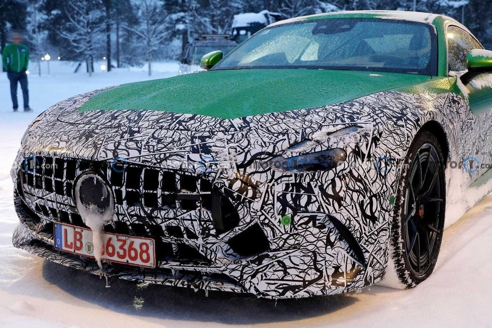 Unsere Erlkönigfotografen konnten in Schweden das Mercedes-AMG GT Coupé der nächsten Generation mit nur noch wenig Tarnung ablichten