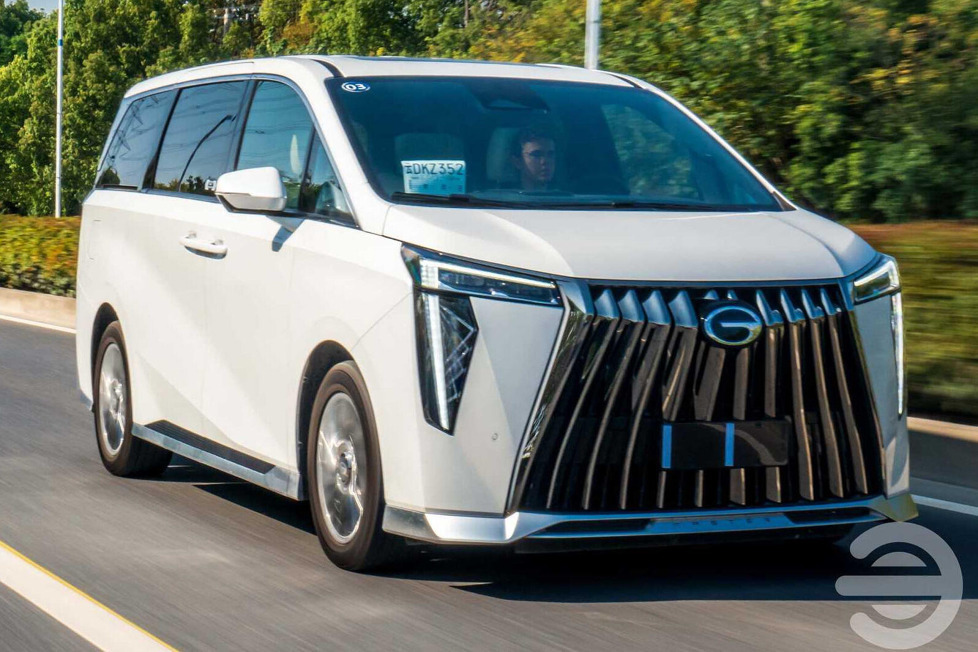 So luxuriös dieser Van trotz seines umstrittenen Designs auch aussieht: Umgerechnet beträgt sein Preis nur rund 50.000 Euro
