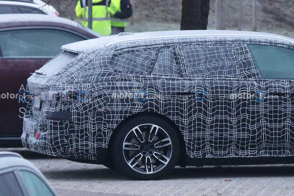 Dieser Kombi-Prototyp von BMW wurde von unseren Fotografen neben einem getarnten Mini und einem scheinbar zweitürigen Rolls-Royce aufgenommen