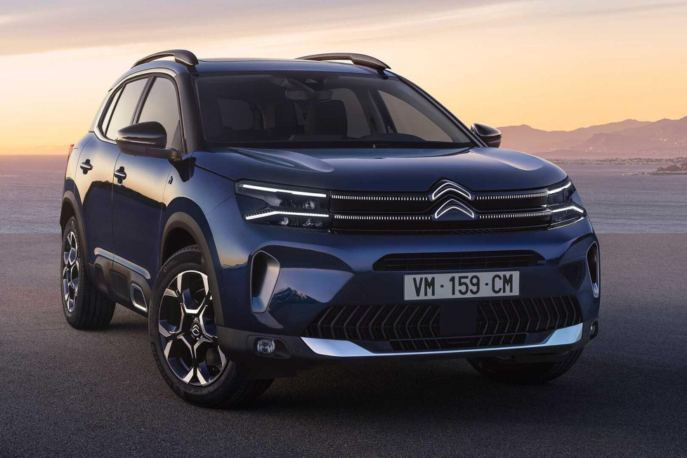 Citroën hat an den elektrischen Reichweiten des C5 Aircross und des C5 X geschraubt: Beide PHEV-Modelle kommen jetzt 5 Prozent weiter als zuvor