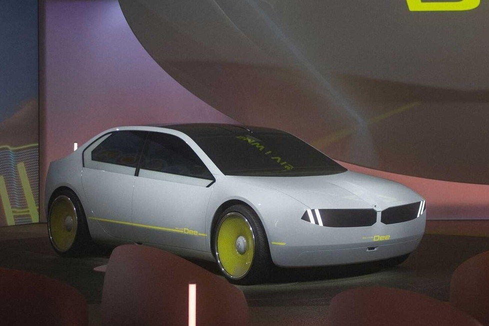 Kantige Studie mit riesigem Head-up-Display und projizierten Bedienelementen