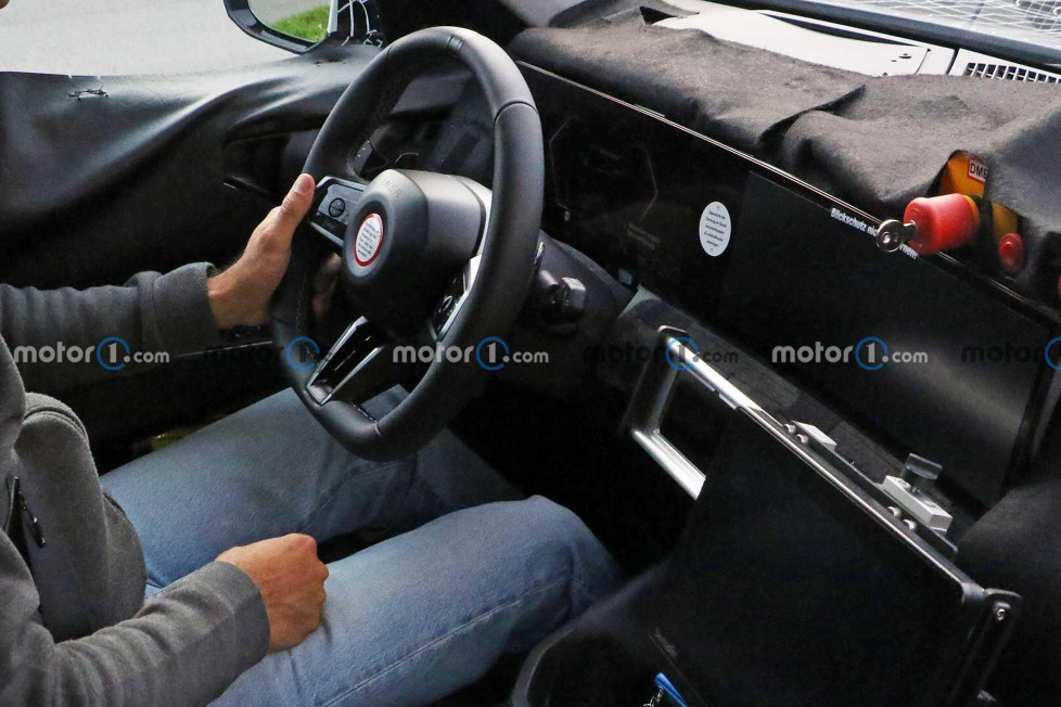 Neue Erlkönigbilder der nächsten Generation des BMW X3 zeigen Teile des Innenraums und offenbaren eine große Glasscheibe, die mehrere Displays integriert
