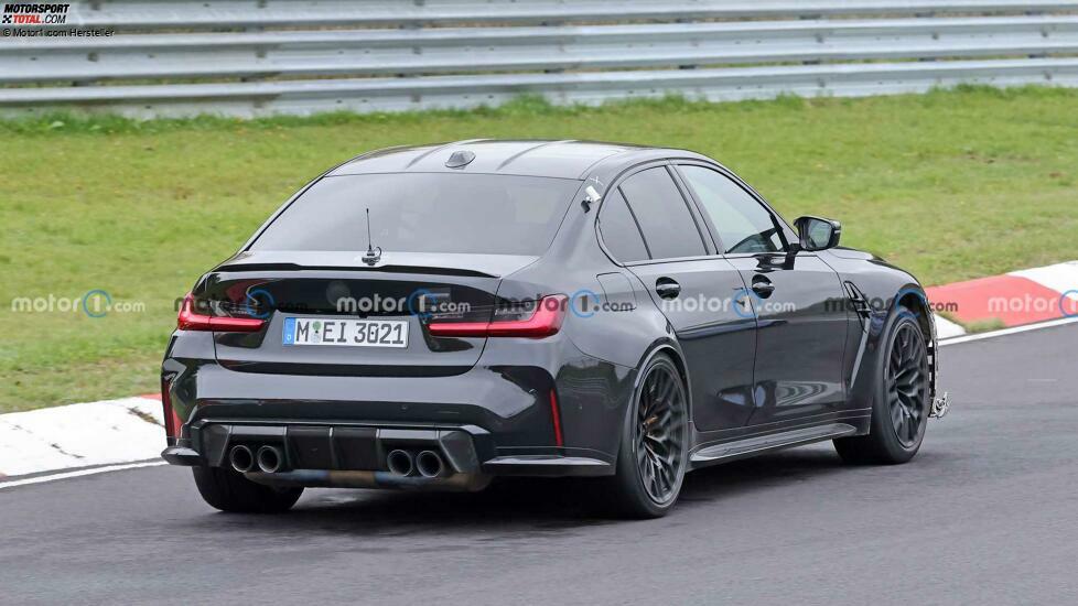 BMW M3 CS mit weniger Tarnung erwischt (Oktober 2022)