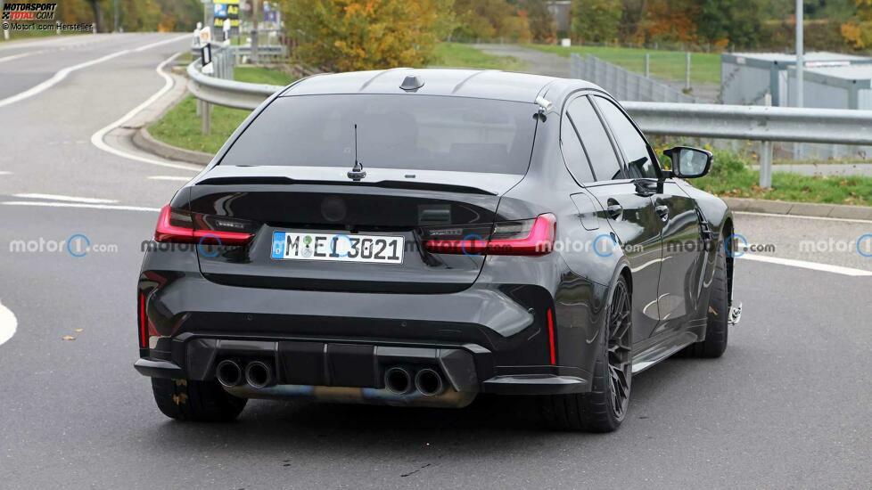 BMW M3 CS mit weniger Tarnung erwischt (Oktober 2022)