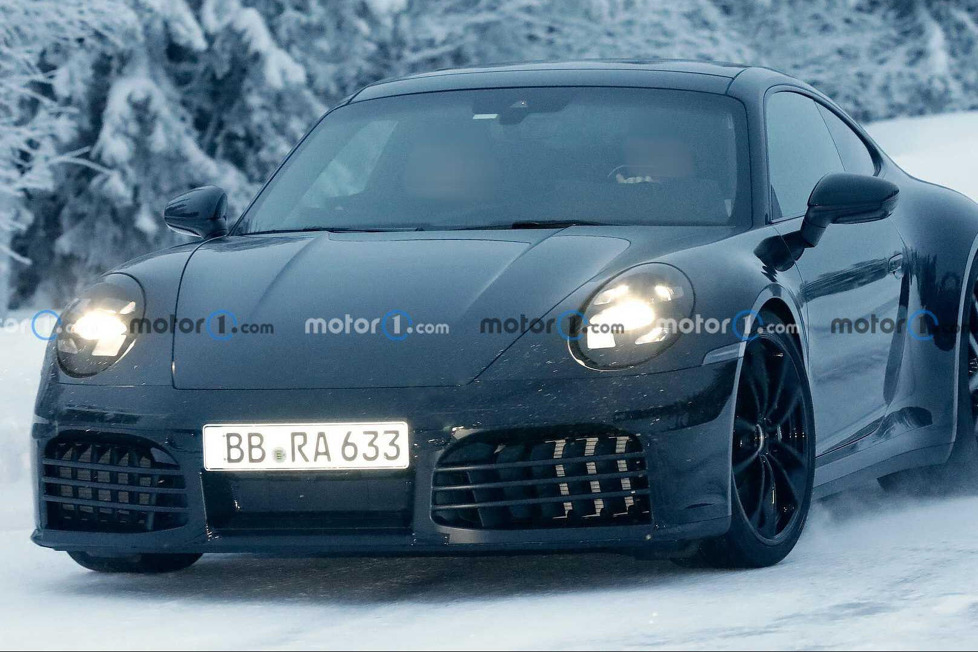 Neue Spionfotos zeigen den neu gestalteten Porsche 911 bei Wintertests, wobei die Tarnung die bescheidenen Styling-Änderungen des Autos verdeckt