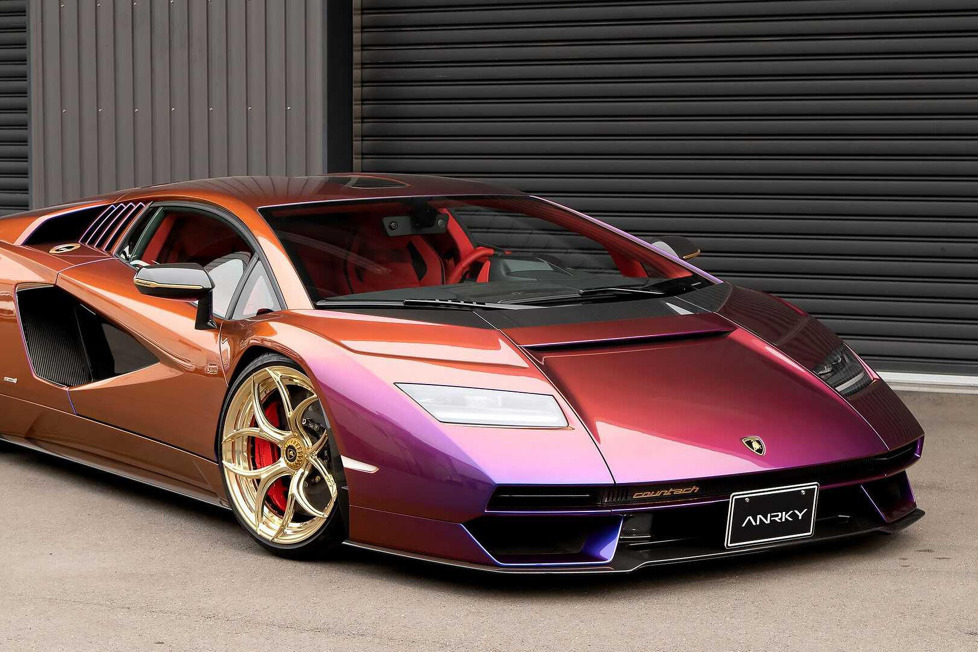 Das hier dürfte der bisher knalligste aller neuen Lamborghini Countachs sein: Mit geänderten Rädern und - ohne Witz - einem Serien-Lack