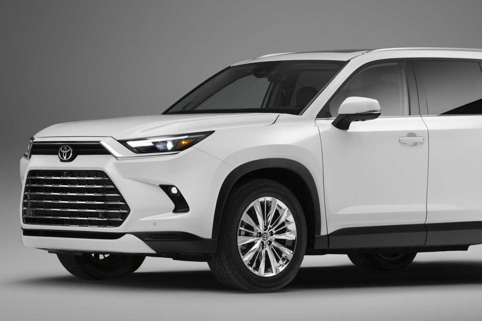 SUVs kann man gar nicht genug haben, wie Toyota mit dem neuen Grand Highlander beweist, einem dreireihigen Geländewagen