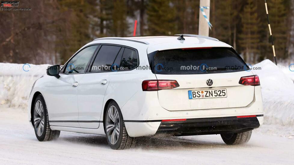 VW Passat Variant (2024) bei Wintertests erwischt
