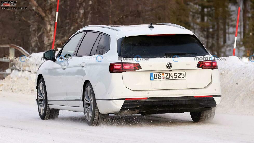 VW Passat Variant (2024) bei Wintertests erwischt