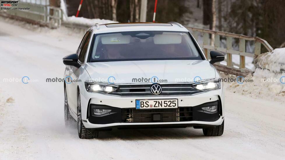 VW Passat Variant (2024) bei Wintertests erwischt