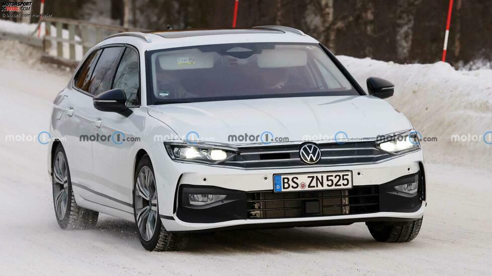 VW Passat Variant (2024) bei Wintertests erwischt