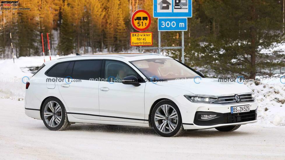 VW Passat Variant (2024) bei Wintertests erwischt