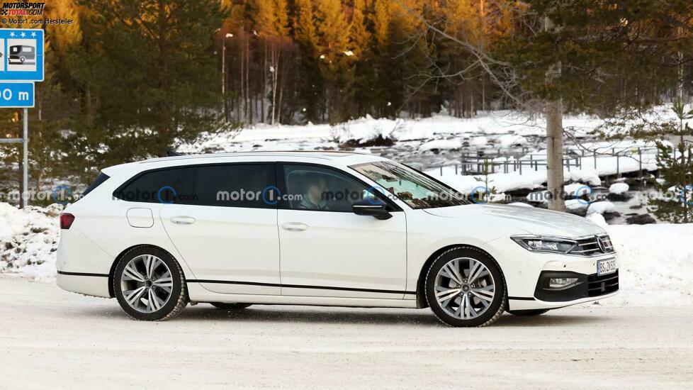 VW Passat Variant (2024) bei Wintertests erwischt