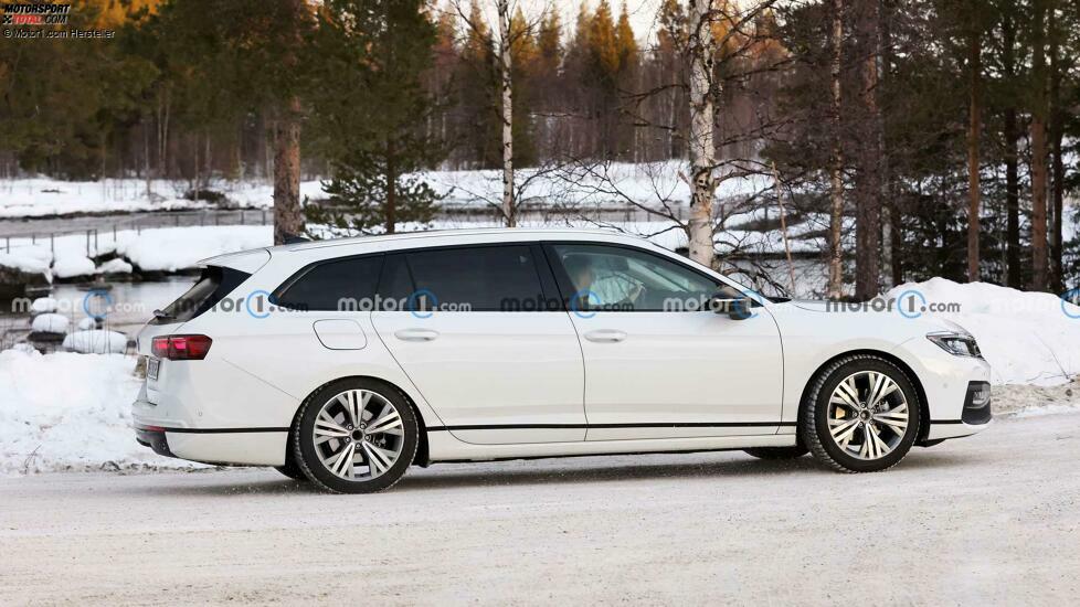 VW Passat Variant (2024) bei Wintertests erwischt