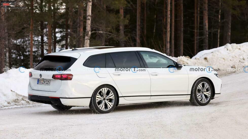 VW Passat Variant (2024) bei Wintertests erwischt