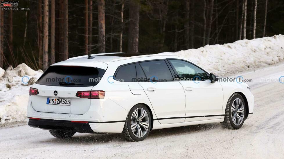 VW Passat Variant (2024) bei Wintertests erwischt