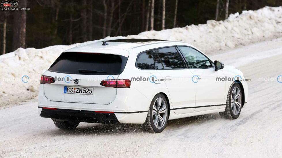VW Passat Variant (2024) bei Wintertests erwischt