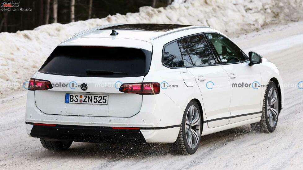 VW Passat Variant (2024) bei Wintertests erwischt