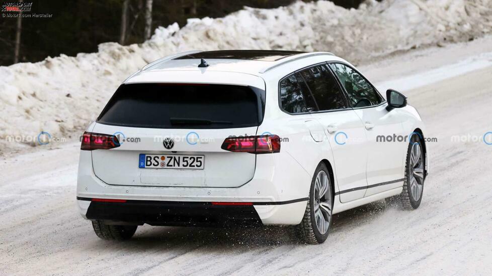 VW Passat Variant (2024) bei Wintertests erwischt