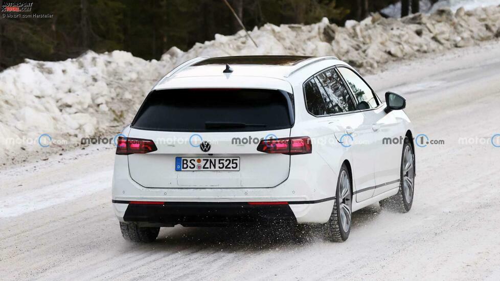 VW Passat Variant (2024) bei Wintertests erwischt