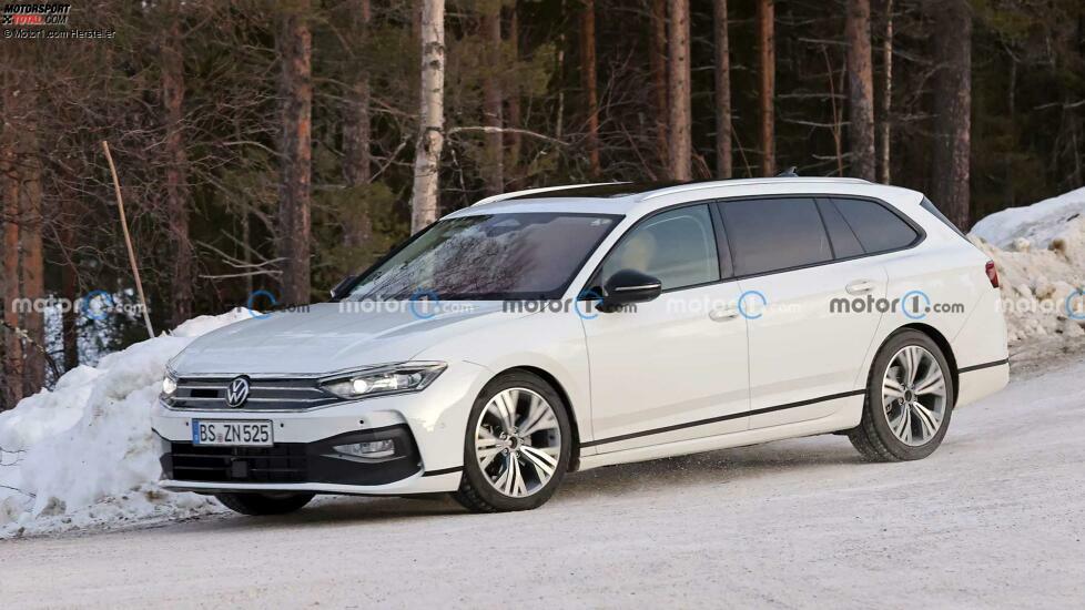 VW Passat Variant (2024) bei Wintertests erwischt
