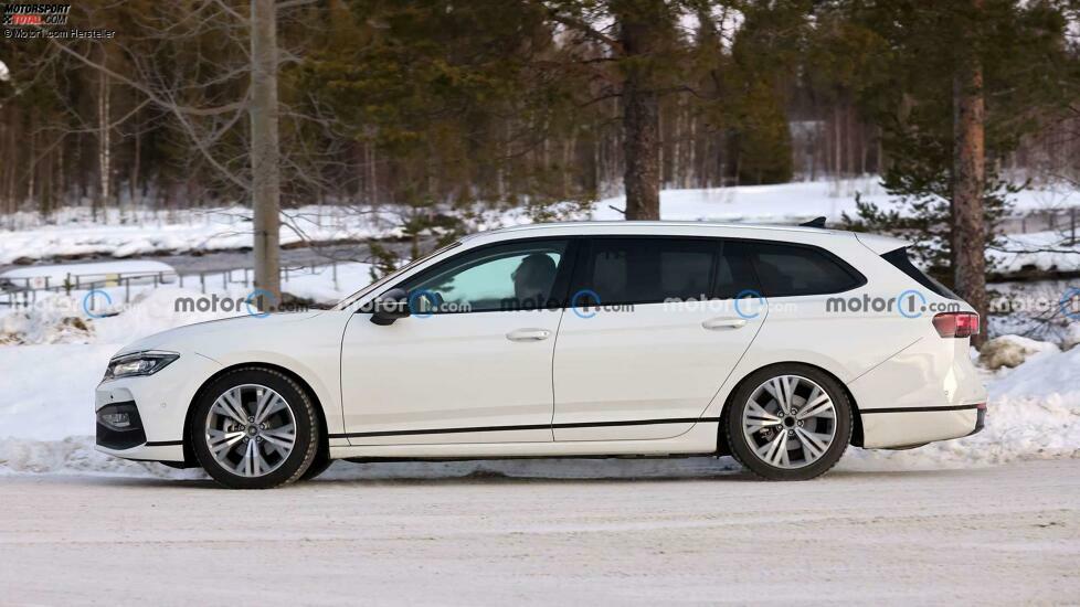 VW Passat Variant (2024) bei Wintertests erwischt