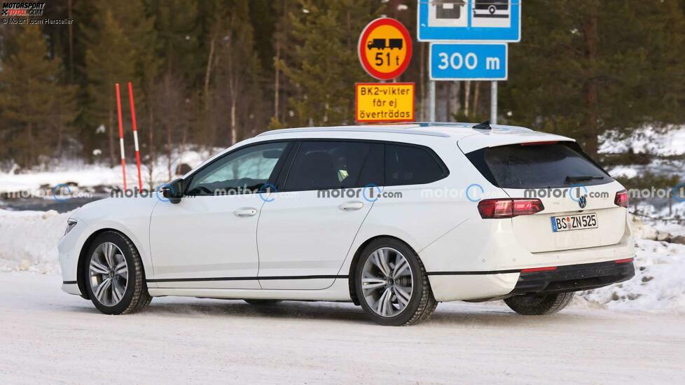 VW Passat Variant (2024) bei Wintertests erwischt