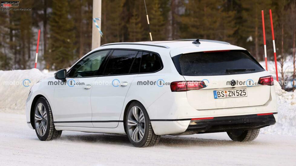 VW Passat Variant (2024) bei Wintertests erwischt