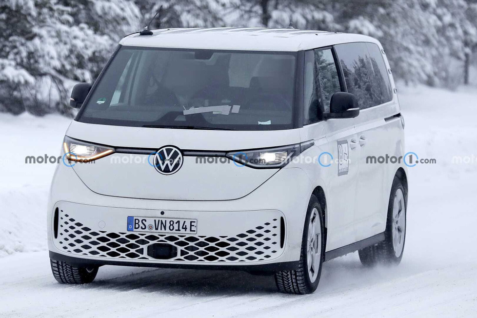 Dieser VW-Testprototyp hat mehr Platz zwischen den Achsen und deutlich größere hintere Schiebetüren als das ID.Buzz-Modell mit Standard-Radstand