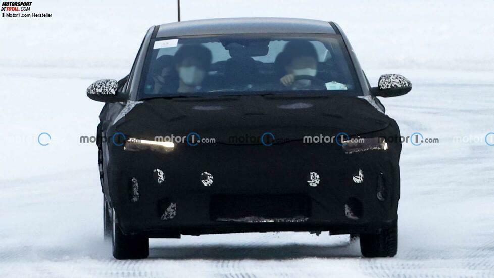 Kia Rio Limousine als Erlkönig erwischt