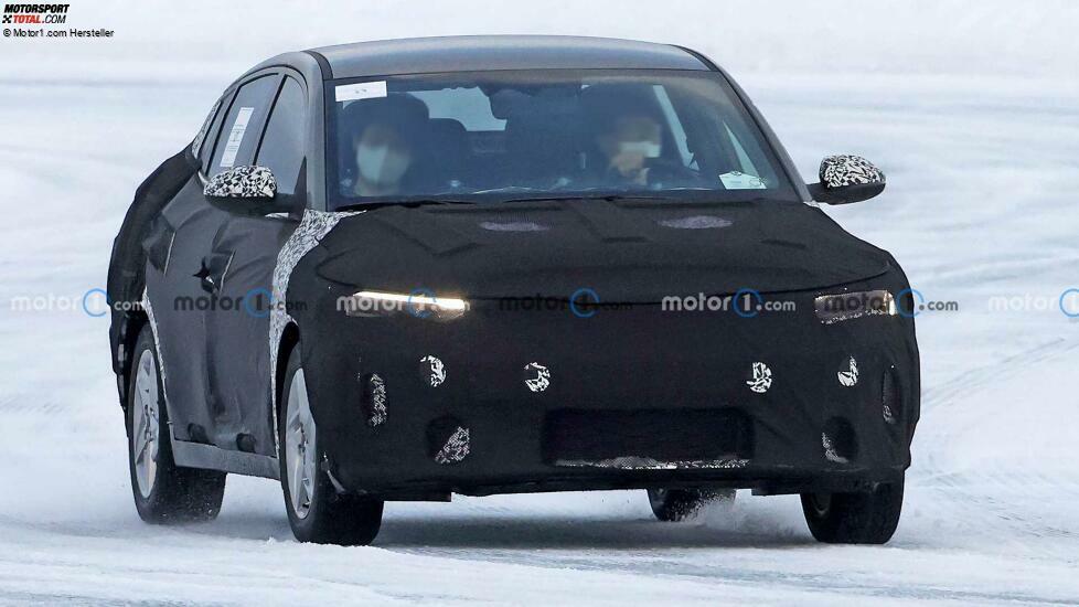 Kia Rio Limousine als Erlkönig erwischt