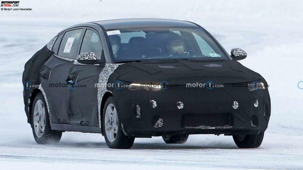 Kia Rio Limousine als Erlkönig erwischt