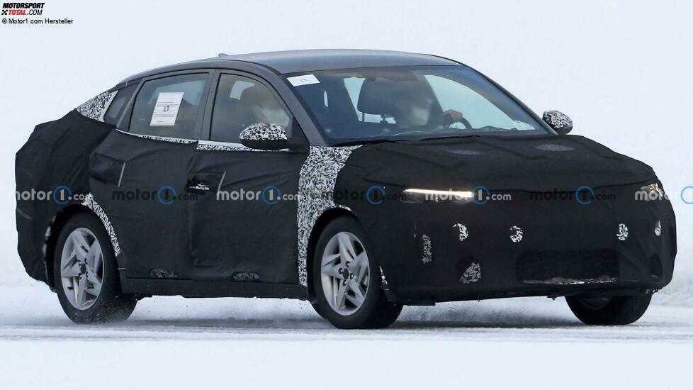 Kia Rio Limousine als Erlkönig erwischt