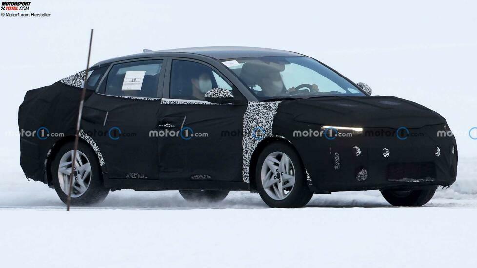 Kia Rio Limousine als Erlkönig erwischt