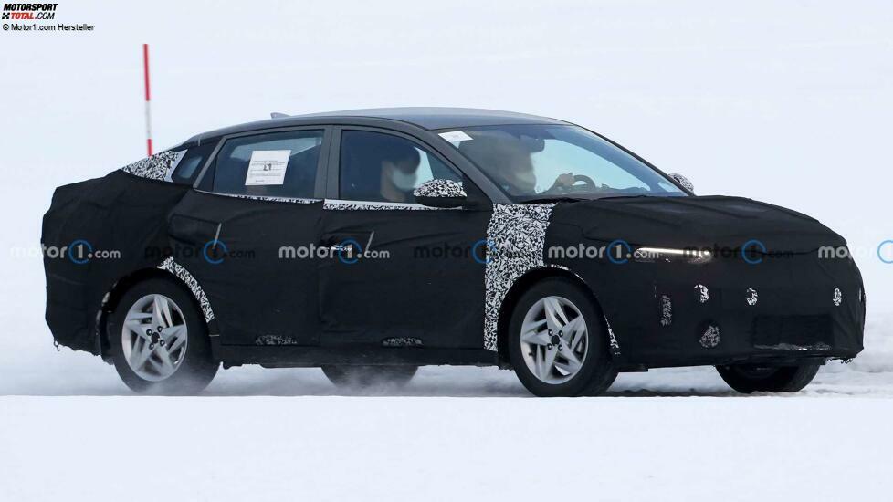 Kia Rio Limousine als Erlkönig erwischt