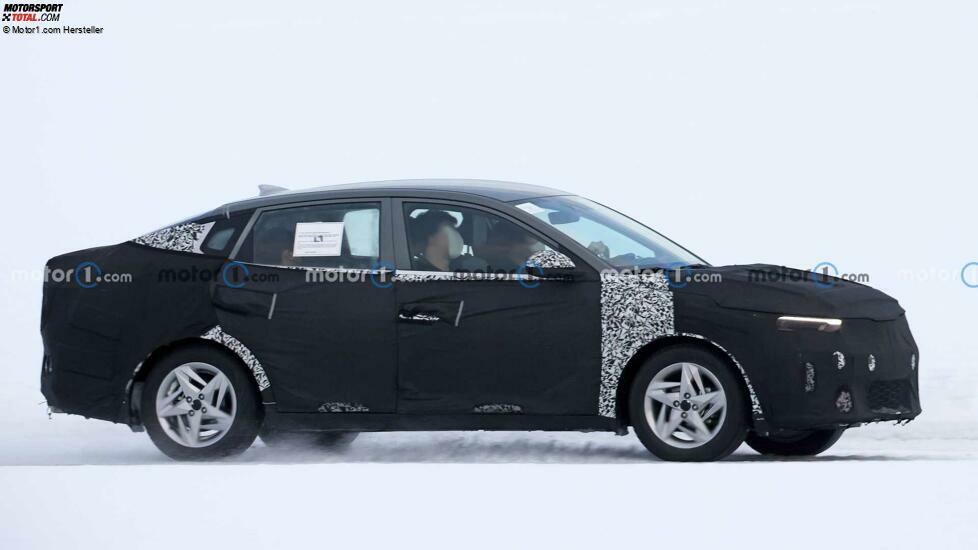 Kia Rio Limousine als Erlkönig erwischt