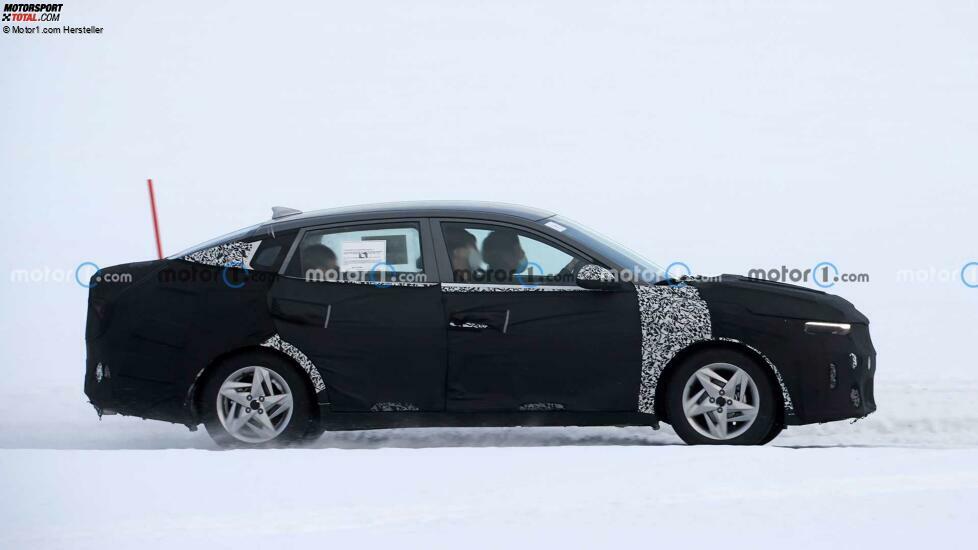 Kia Rio Limousine als Erlkönig erwischt