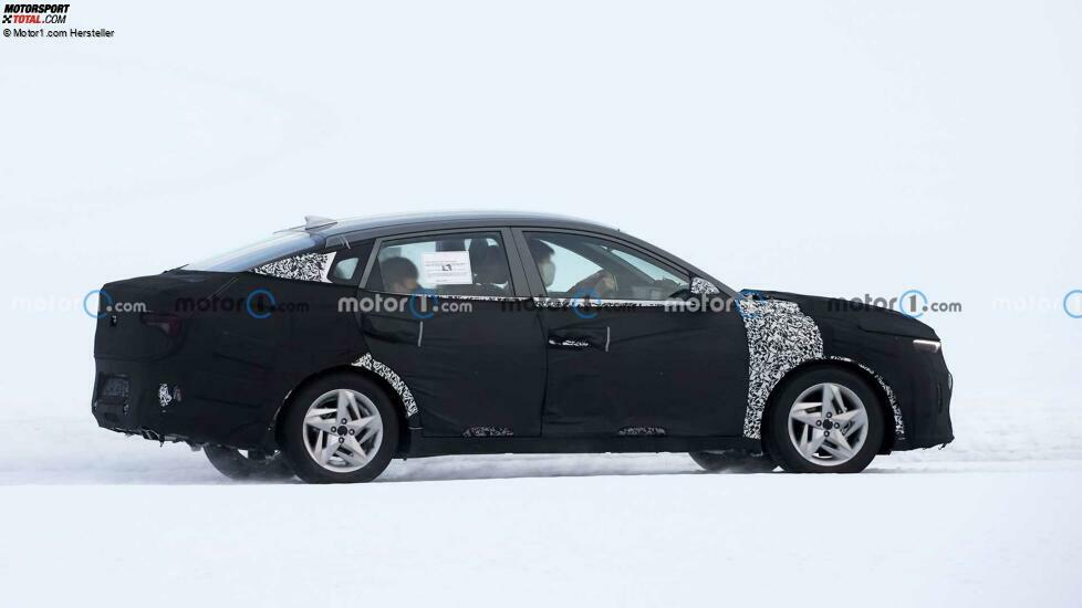Kia Rio Limousine als Erlkönig erwischt
