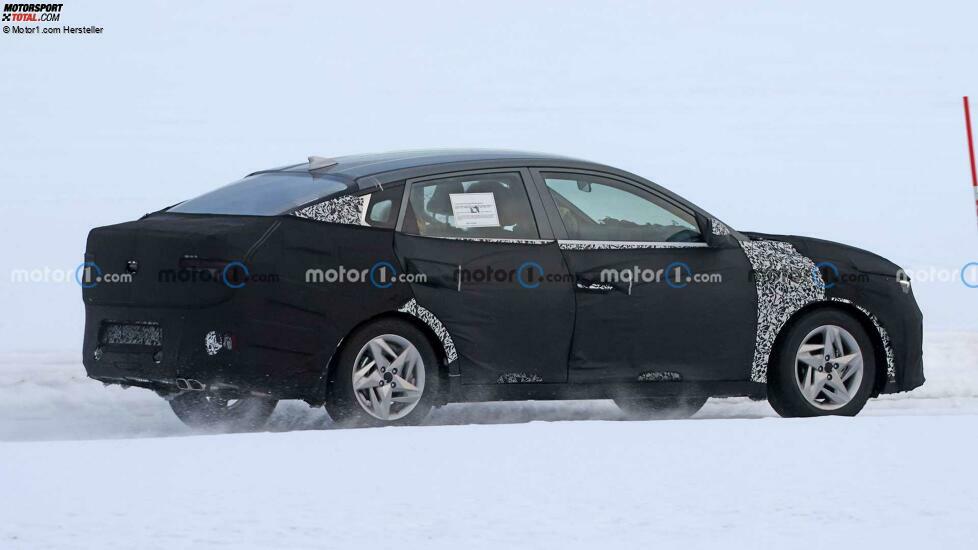 Kia Rio Limousine als Erlkönig erwischt
