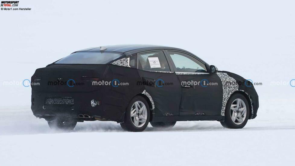 Kia Rio Limousine als Erlkönig erwischt