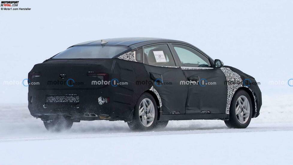 Kia Rio Limousine als Erlkönig erwischt