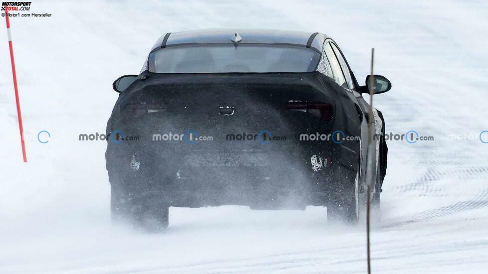 Kia Rio Limousine als Erlkönig erwischt