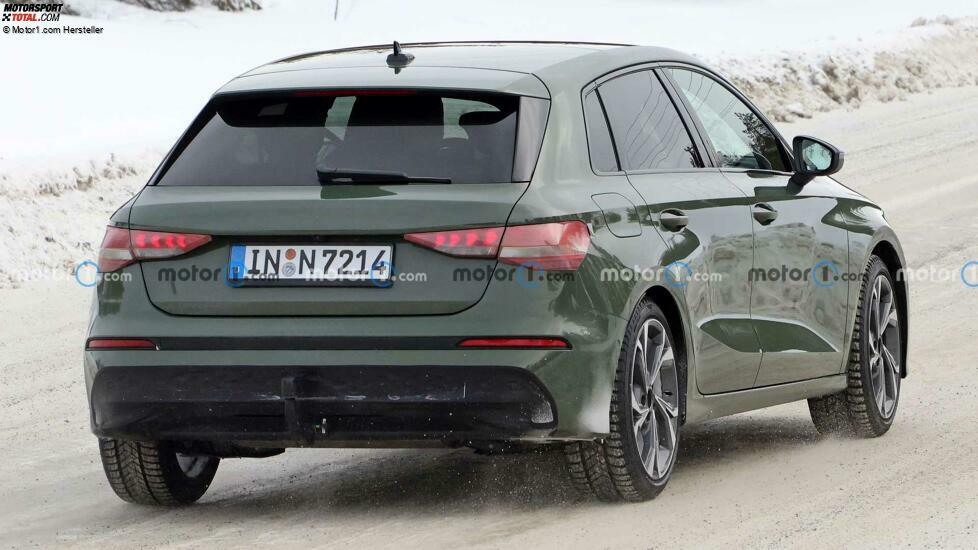Audi A3 Sportback Facelift (2023) fast ohne Tarnung erwischt