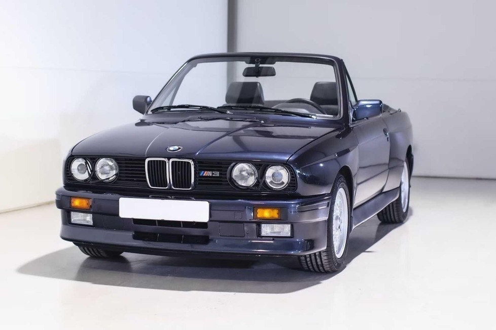 Der offene E30 mit M-Genen wurde von BMW Group Classic restauriert und ist auch sonst eine recht seltene Angelegenheit ...