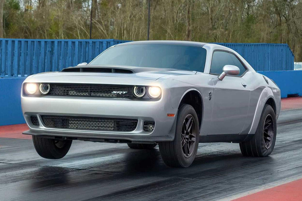 Zum Ende der Kompressor-V8-Ära haut Dodge nochmal alles raus, was geht, mit einem neuen Challenger, der die Viertelmeile in unter 9 Sekunden plattmacht