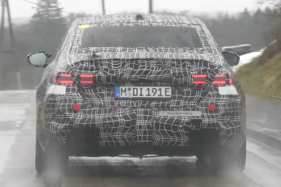 Die nächste Generation der BMW M5 Limousine mit V8-Plug-in-Hybrid wurde als getarnter Prototyp gesichtet, der scheinbar die Serienkarosserie trägt