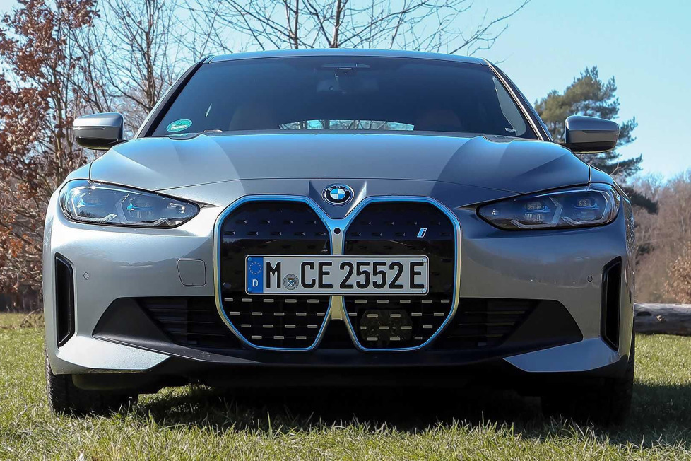 Im November 2022 schob BMW den i4 eDrive35 als Einstiegsmodell mit kleinerem 70-kWh-Akku und verringerter Leistung nach: Lohnt sich die Basis?