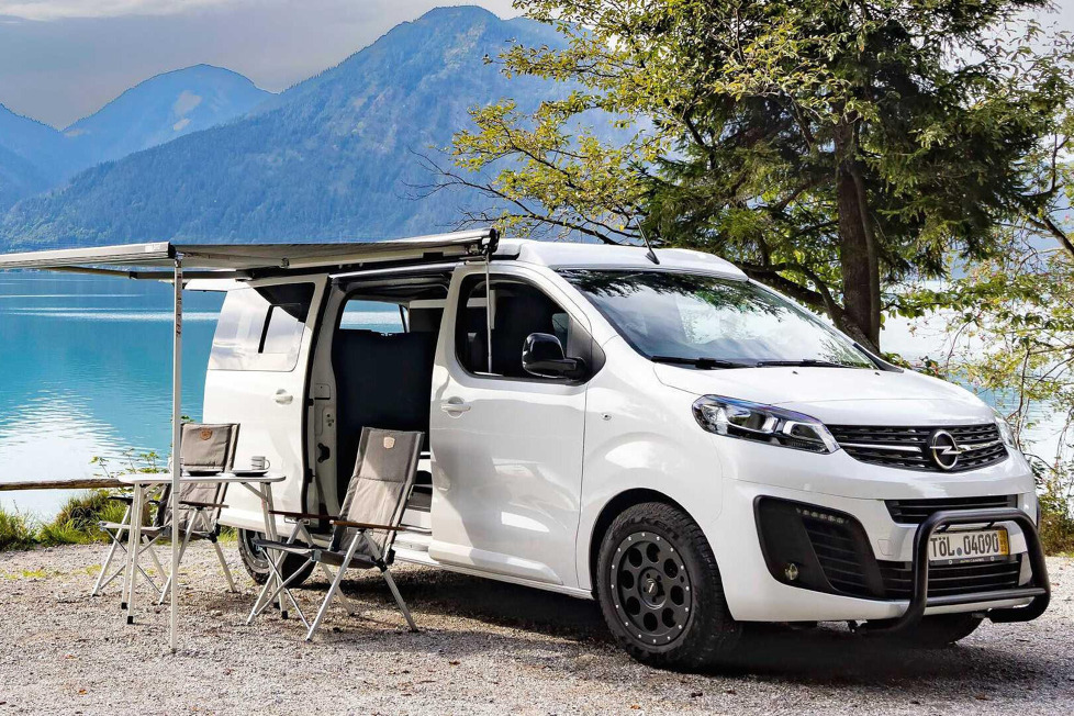 Alpincamper hat sich den Opel Vivaro geschnappt und bietet ihn ab sofort in zwei verschiedenen Camping-Versionen für zwei oder vier Personen an