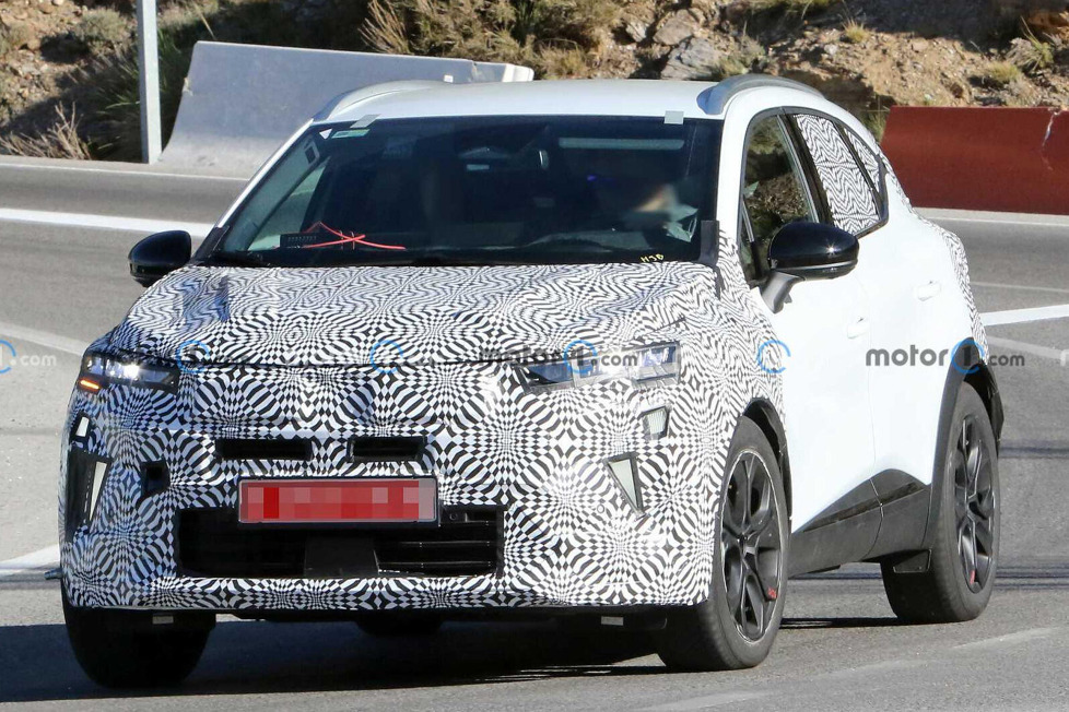 Erstmals wurde das kommende Facelift des Renault Captur gesichtet: Welche Verbesserungen der Erlkönig jetzt schon unter der Tarnung durchblicken lässt?